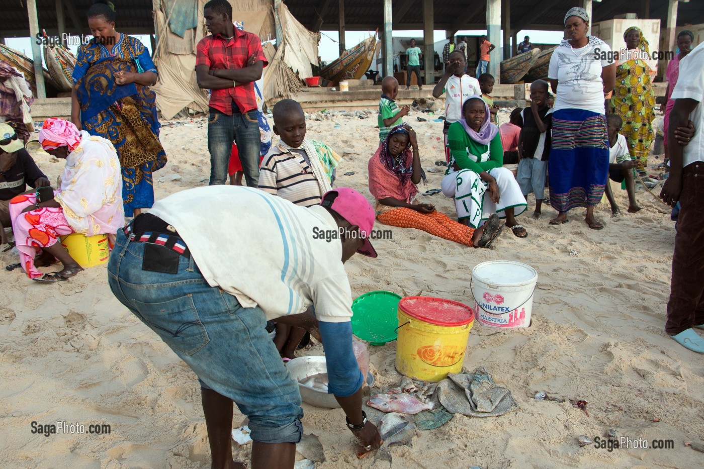 VENTE DE POISSONS SUR LA PLAGE, GUET NDAR, QUARTIER DU VILLAGE DES PECHEURS AVEC LES PIROGUES COLOREES, SAINT-LOUIS-DU-SENEGAL, SENEGAL, AFRIQUE DE L'OUEST 