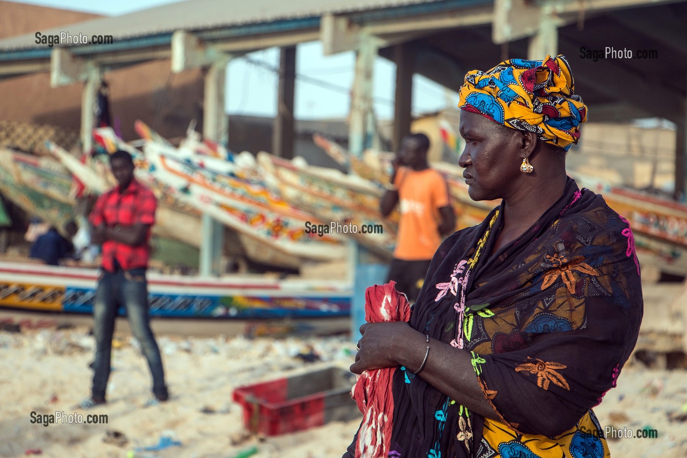 FEMME SENEGALAISE, GUET NDAR, QUARTIER DU VILLAGE DES PECHEURS AVEC LES PIROGUES COLORES, SAINT-LOUIS-DU-SENEGAL, SENEGAL, AFRIQUE DE L'OUEST 