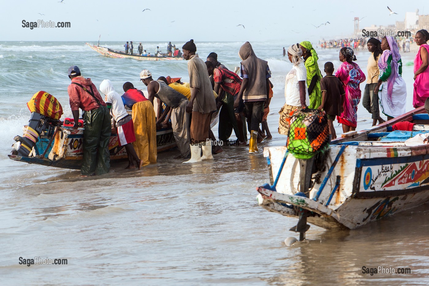 DEPART EN MER, GUET NDAR, QUARTIER DU VILLAGE DES PECHEURS AVEC LES PIROGUES COLORES, SAINT-LOUIS-DU-SENEGAL, SENEGAL, AFRIQUE DE L'OUEST 