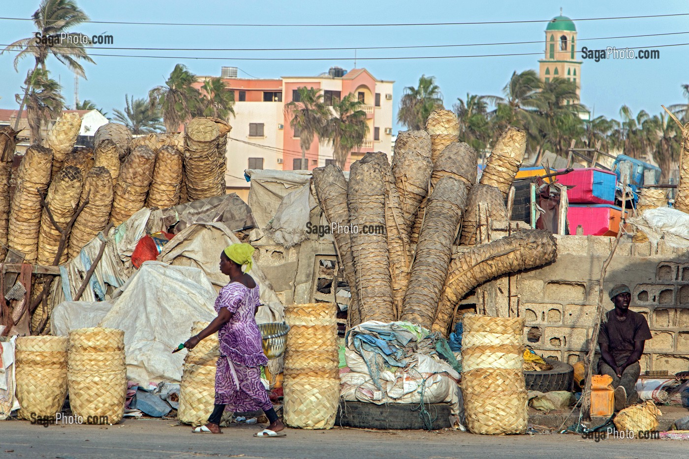 LES PANIERS POUR LES POISSONS, GUET NDAR, QUARTIER DU VILLAGE DES PECHEURS AVEC LES PIROGUES COLORES, SAINT-LOUIS-DU-SENEGAL, SENEGAL, AFRIQUE DE L'OUEST 