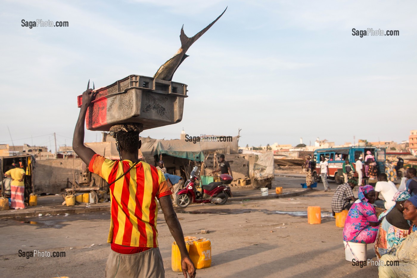 PECHEUR DE GUET NDAR, QUARTIER DU VILLAGE DES PECHEURS AVEC LES PIROGUES COLORES, SAINT-LOUIS-DU-SENEGAL, SENEGAL, AFRIQUE DE L'OUEST 