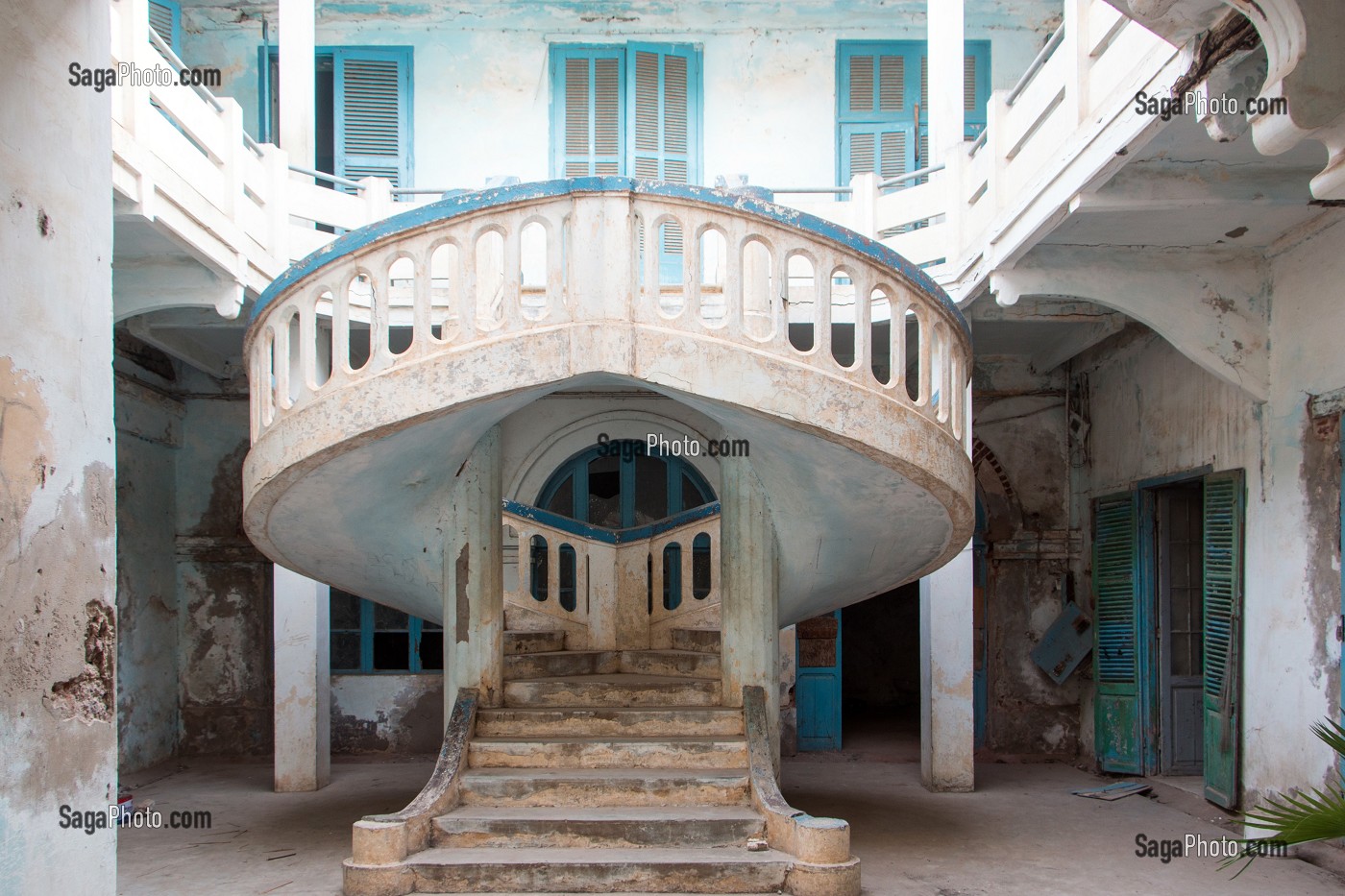 ESCALIER INTERIEUR DE L'ANCIENNE MAISON DES SOEURS SAINT-JOSEPH-DE-CLUNY, SAINT-LOUIS-DU-SENEGAL, SENEGAL, AFRIQUE DE L'OUEST 