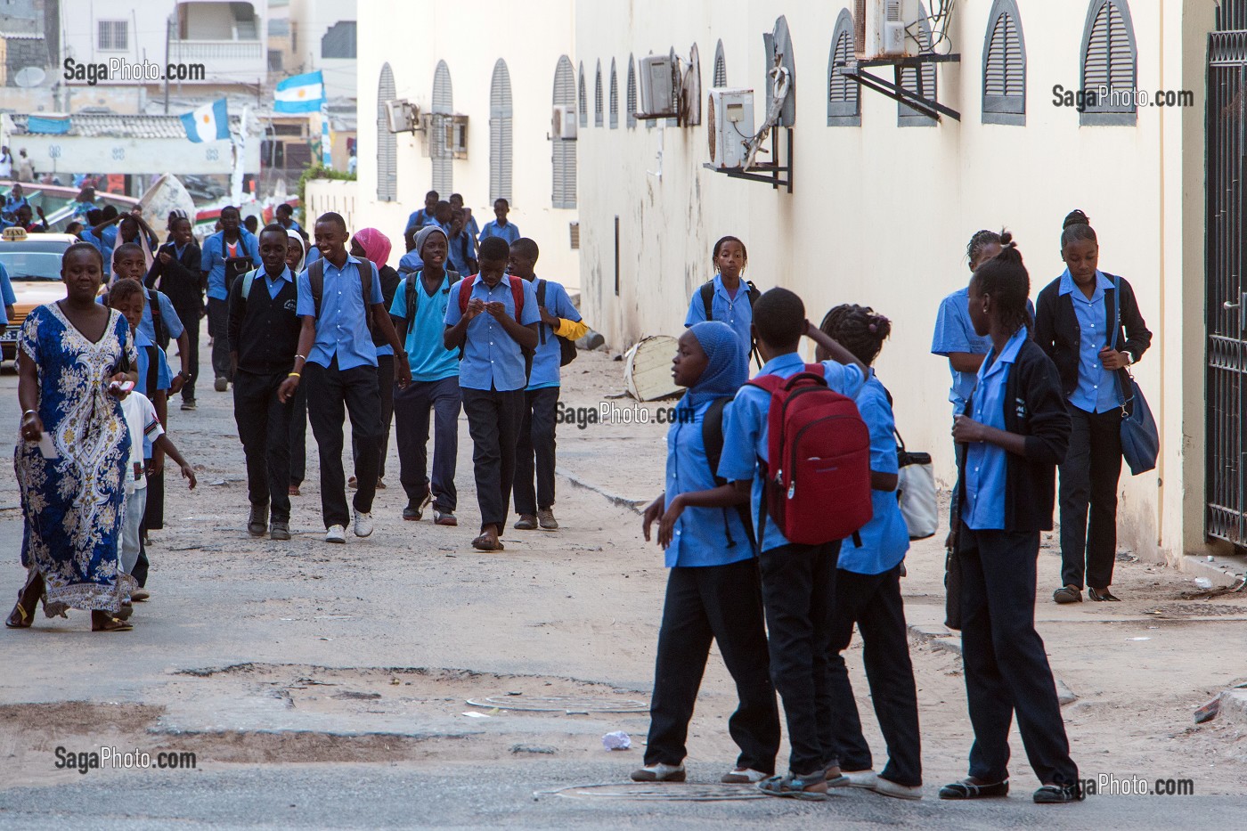 LES ENFANTS A LA SORTIE DE L'ECOLE EN UNIFORME BLEU, SAINT-LOUIS-DU-SENEGAL, SENEGAL, AFRIQUE DE L'OUEST 