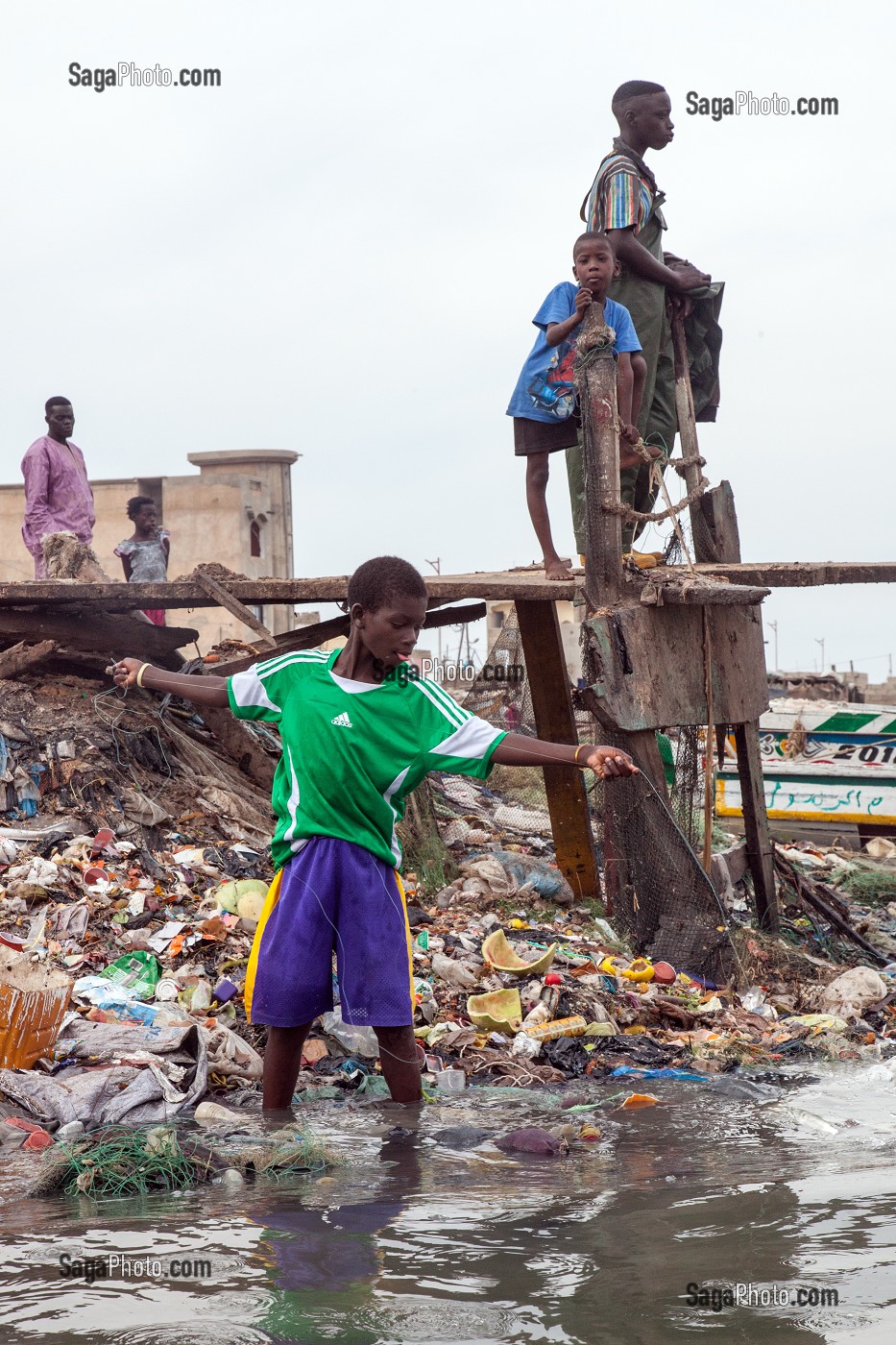 PECHE DES ENFANTS, GUET NDAR, QUARTIER DU VILLAGE DES PECHEURS AVEC LES PIROGUES COLORES, SAINT-LOUIS-DU-SENEGAL, SENEGAL, AFRIQUE DE L'OUEST 