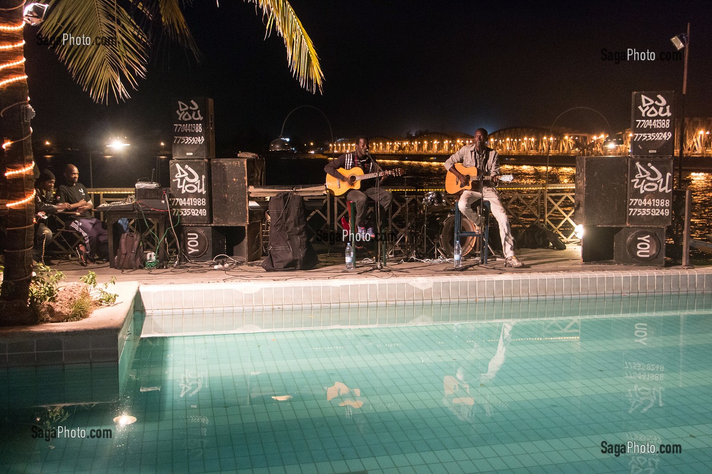 CONCERT DE NUIT AU FLAMINGO DEVANT LE PONT FAIDHERBE, SAINT-LOUIS-DU-SENEGAL, SENEGAL, AFRIQUE DE L'OUEST 