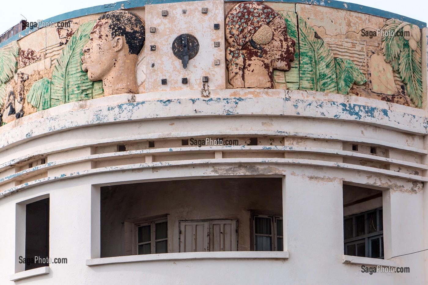 HORLOGE ET FRESQUES COLONIALES SUR LE FRONTON DE LA POSTE, SAINT-LOUIS-DU-SENEGAL, SENEGAL, AFRIQUE DE L'OUEST 