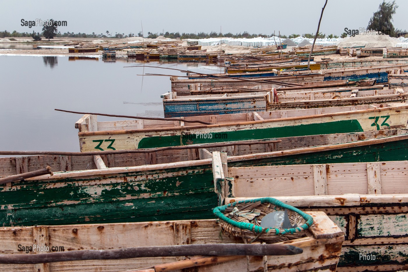 LES BARQUES DES RAMASSEURS DE SEL, LAC ROSE, NIAGA, SENEGAL, AFRIQUE DE L'OUEST 