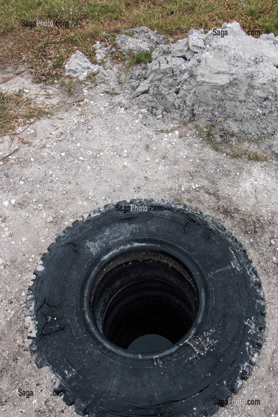 LES PUITS MICHELIN FABRIQUE AVEC DES PNEUS POUR OBTENIR DE L'EAU DOUCE A PROXIMITE DU LAC ROSE, NIAGA, SENEGAL, AFRIQUE DE L'OUEST 