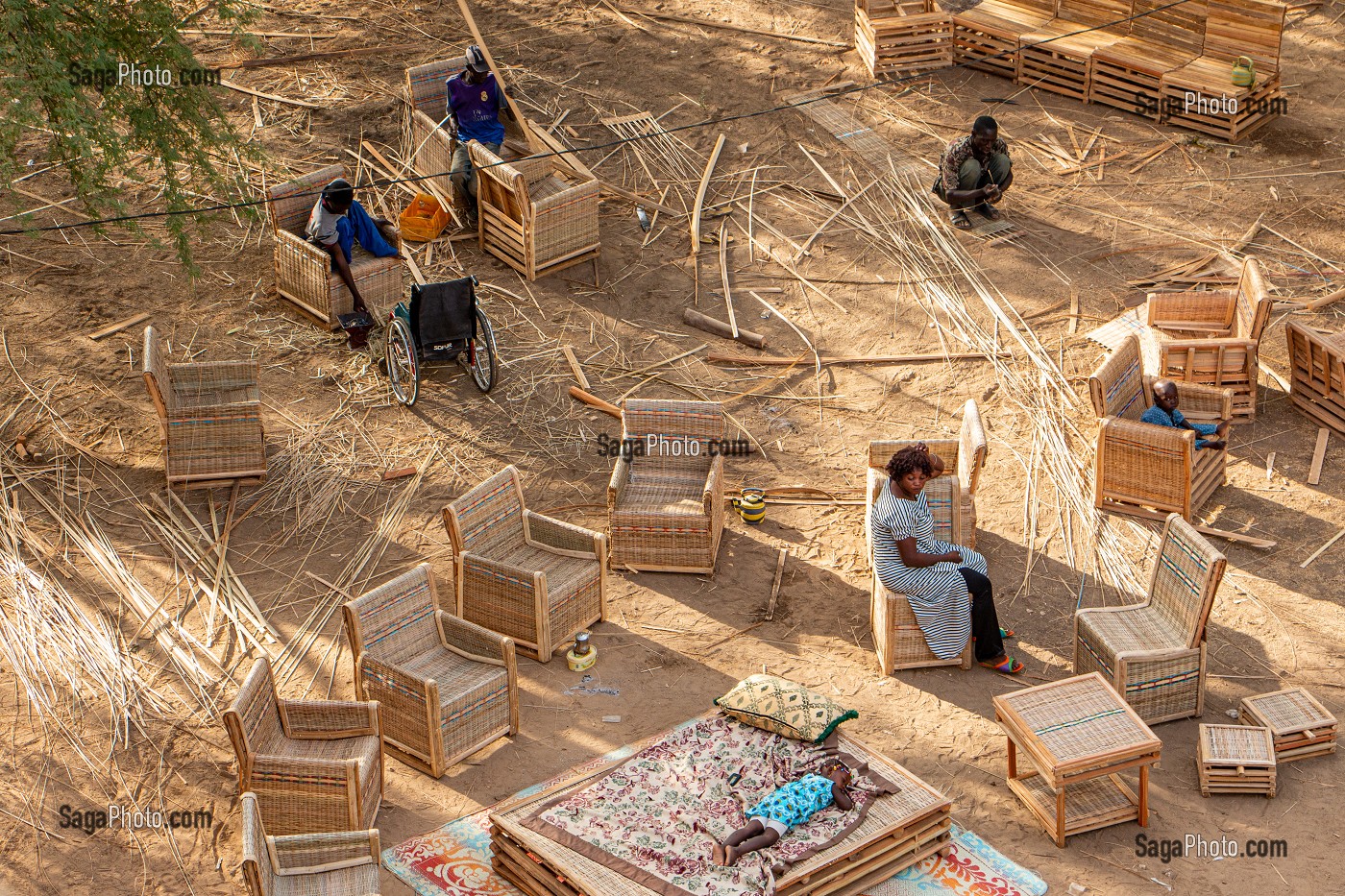 OUVRIERS FABRICANT DES MEUBLES A BASE DE BRANCHES DE PALMIERS RAFFIA, SENEGAL, AFRIQUE DE L'OUEST 