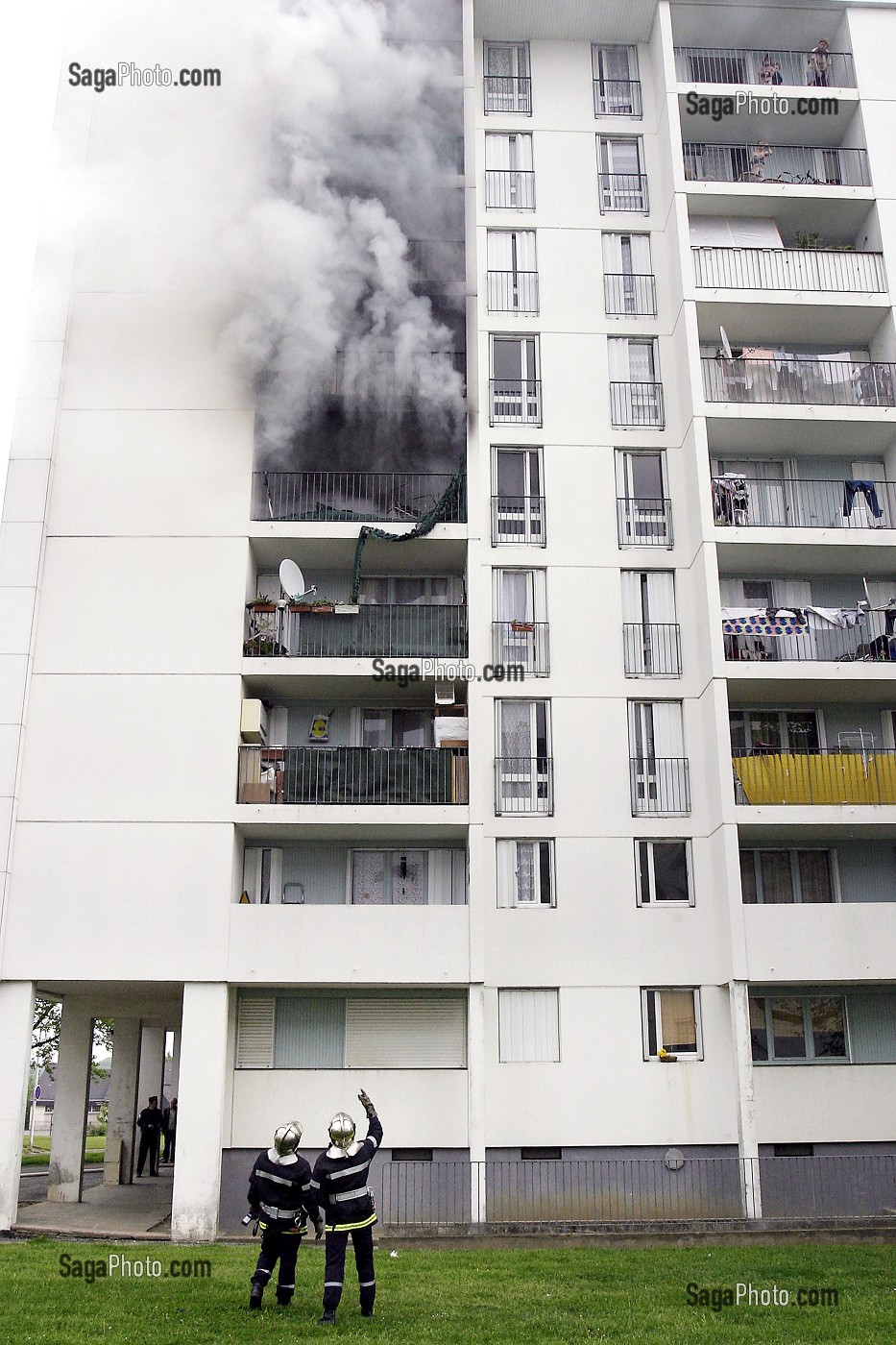 SAPEURS-POMPIERS EN INTERVENTION SUR UN FEU D'APPARTEMENT DANS UN IMMEUBLE HLM, LAVAL, MAYENNE (53), FRANCE 