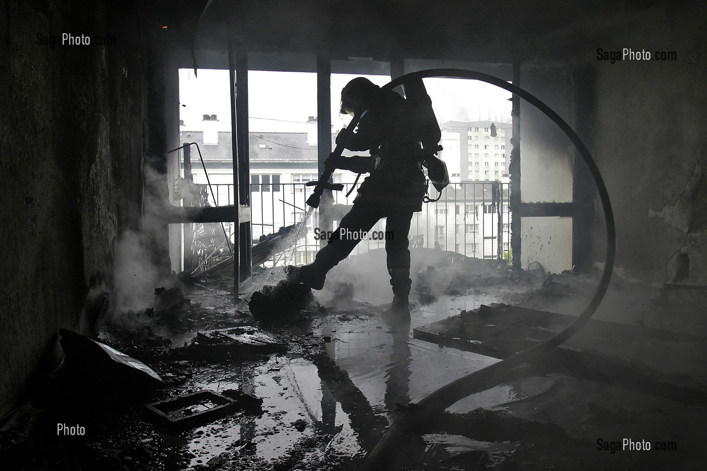 SAPEURS-POMPIERS DU CENTRE DE SECOURS PRINCIPAL (CSP) SUR INTERVENTION POUR FEU D'APPARTEMENT DANS UN HLM, LAVAL, MAYENNE (53), FRANCE 