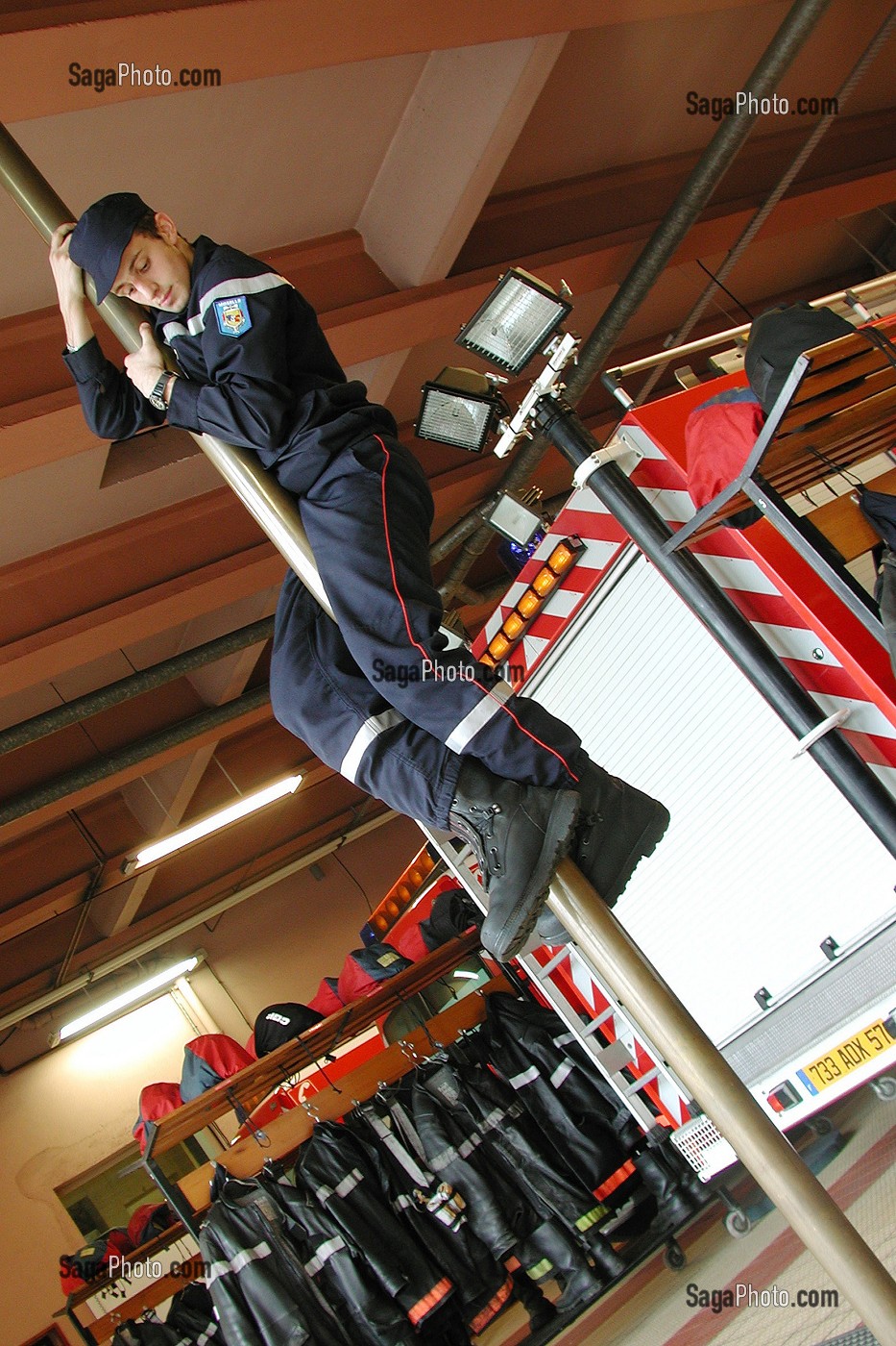 SAPEUR-POMPIER SECOURISTE QUI DESCEND LA PERCHE DE FEU, CENTRE DE SECOURS DE HAGONDANGE, MOSELLE (57), FRANCE 