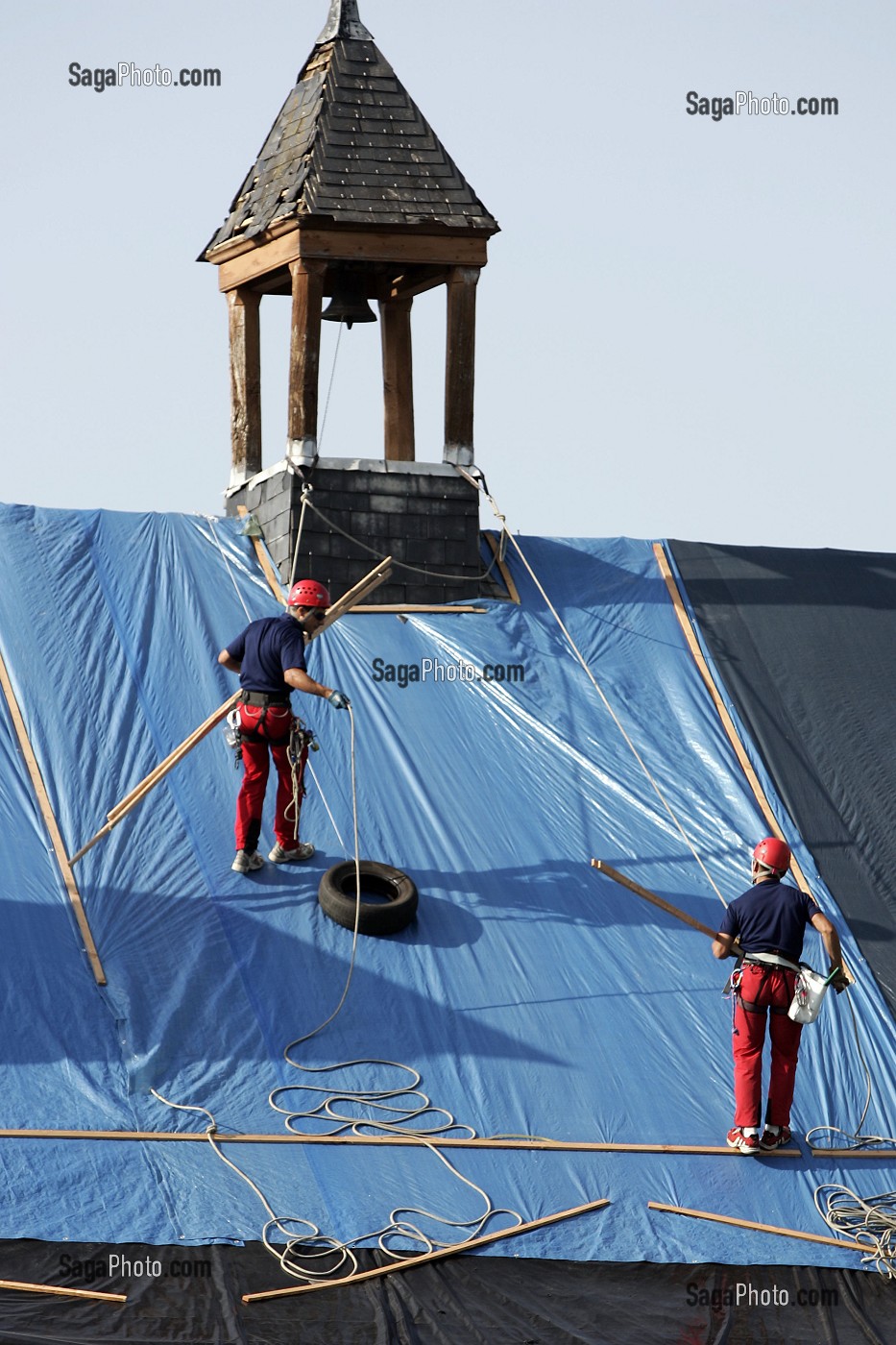 SAPEURS-POMPIERS DE L'EQUIPE GRIMP EN INTERVENTION, BACHAGE DES TOITS APRES UNE AVERSE DE GRELE, PYRENEES ATLANTIQUES (64), FRANCE 