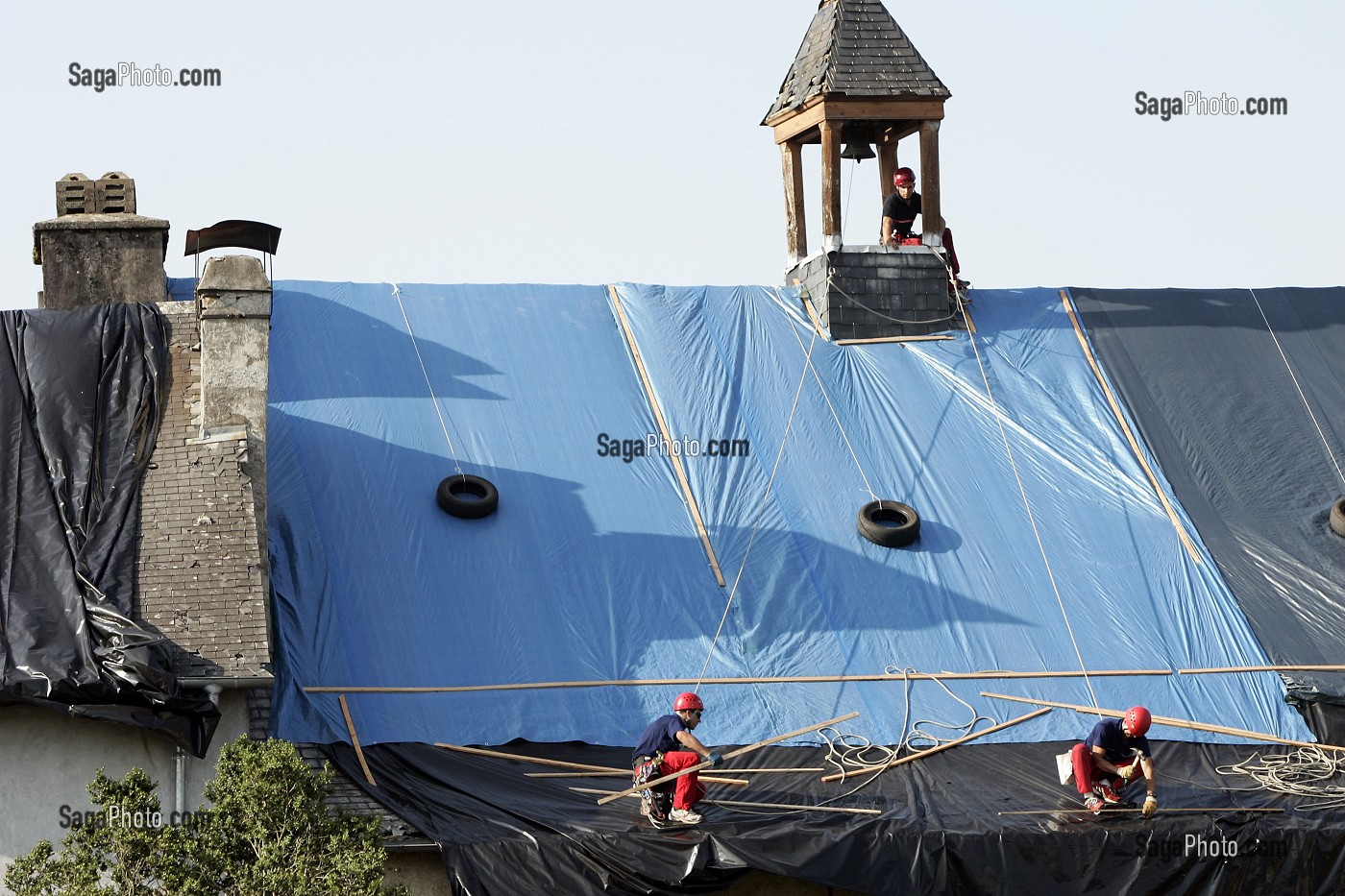 SAPEURS-POMPIERS DE L'EQUIPE GRIMP EN INTERVENTION, BACHAGE DES TOITS APRES UNE AVERSE DE GRELE, PYRENEES ATLANTIQUES (64), FRANCE 