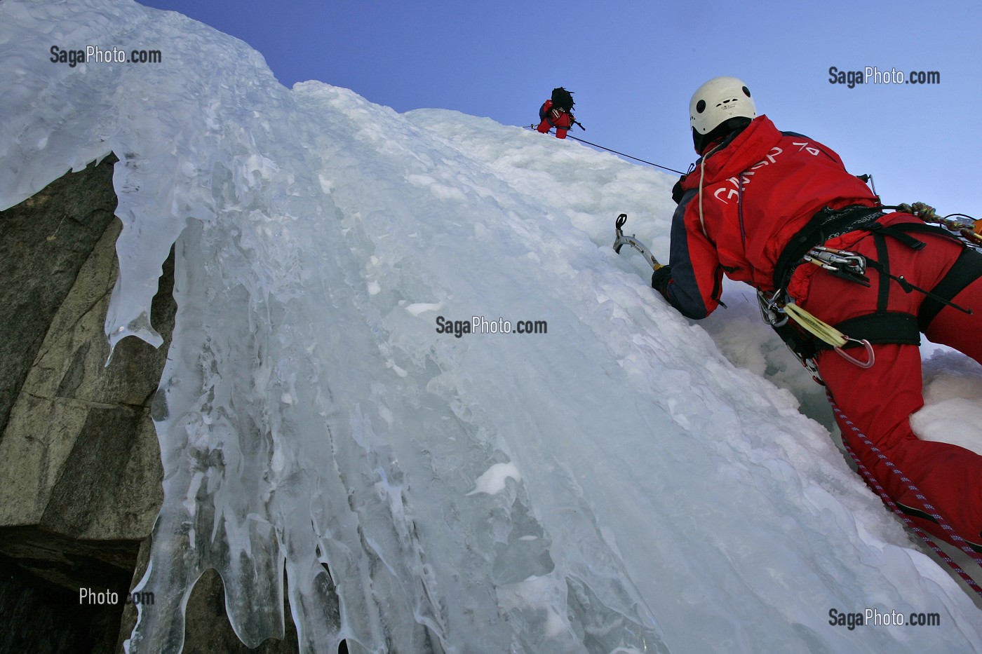 PROGRESSION EN TETE AVEC LES PIOLETS, STAGE DE CASCADE DE GLACE AU PAS DE LA CHEVRE, GROUPE MONTAGNE DES SAPEURS-POMPIERS, HAUTE-SAVOIE, FRANCE 