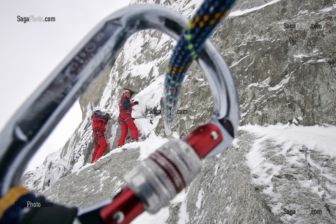 EXERCICE HIVERNAL EN HAUTE-MONTAGNE, PREPARATION DU RELAIS POUR EVACUATION D'UNE VICTIME, GROUPE MONTAGNE SAPEURS-POMPIERS (GMSP74), PETITE AIGUILLE VERTE, MASSIF DU MONT-BLANC, HAUTE-SAVOIE (74), FRANCE 