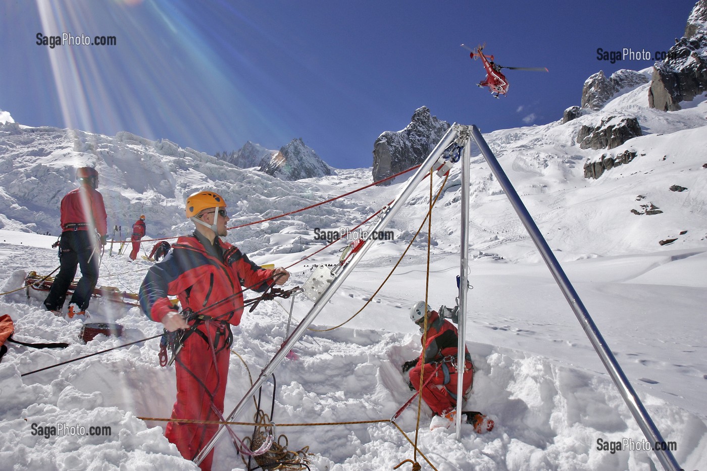 SAUVETAGE EN CREVASSE D'UN SKIEUR AVEC UN TRIPOD ET TREUIL THERMIQUE, GROUPE MONTAGNE SAPEURS-POMPIERS (GMSP74), VALLEE BLANCHE, MASSIF DU MONT-BLANC, HAUTE-SAVOIE (74), FRANCE 
