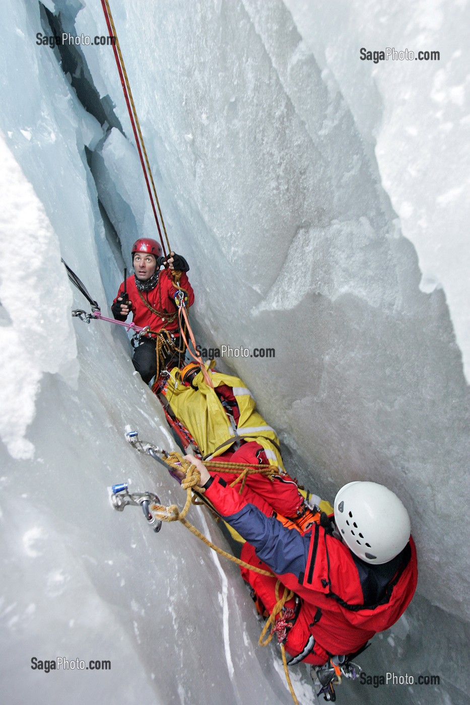 SAPEURS-POMPIERS EN INTERVENTION SUR UN CONDITIONNEMENT DE LA VICTIME DANS UN BRANCARD, SAUVETAGE EN CREVASSE D'UN SKIEUR AVEC UN TRIPOD ET TREUIL THERMIQUE, GROUPE MONTAGNE SAPEURS-POMPIERS (GMSP74), VALLEE BLANCHE, MASSIF DU MONT-BLANC, HAUTE-SAVOIE (74), FRANCE 