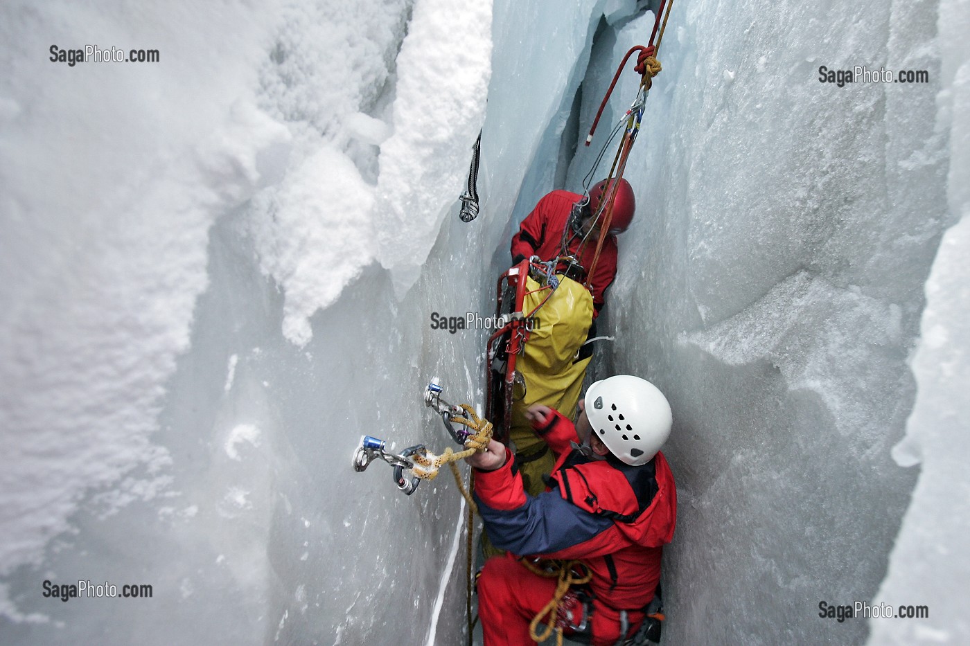 SAPEURS-POMPIERS EN INTERVENTION SUR UN CONDITIONNEMENT DE LA VICTIME DANS UN BRANCARD, SAUVETAGE EN CREVASSE D'UN SKIEUR AVEC UN TRIPOD ET TREUIL THERMIQUE, GROUPE MONTAGNE SAPEURS-POMPIERS (GMSP74), VALLEE BLANCHE, MASSIF DU MONT-BLANC, HAUTE-SAVOIE (74), FRANCE 