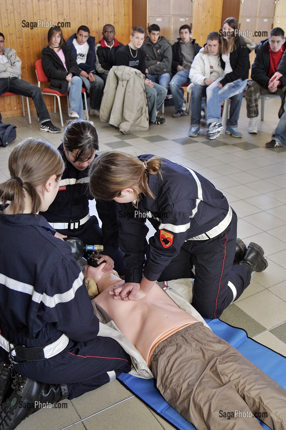 DEMONSTRATION DE SECOURISME DEVANT LEURS CAMARADES AU LYCEE TH. ROUSSEL A ST CHELY-D'ARCHER, JEUNES SAPEURS-POMPIERS, LOZERE (48), FRANCE 