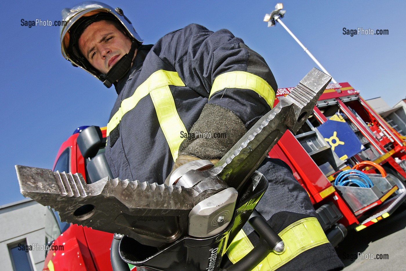 SAPEUR-POMPIER DEVANT LE VEHICULE DE SECOURS ROUTIER MOYEN (VRSM), PRESENTATION DE L'OUTIL MULTIPLE DE DESINCARCERATION, SEINE-MARITIME (76), FRANCE 