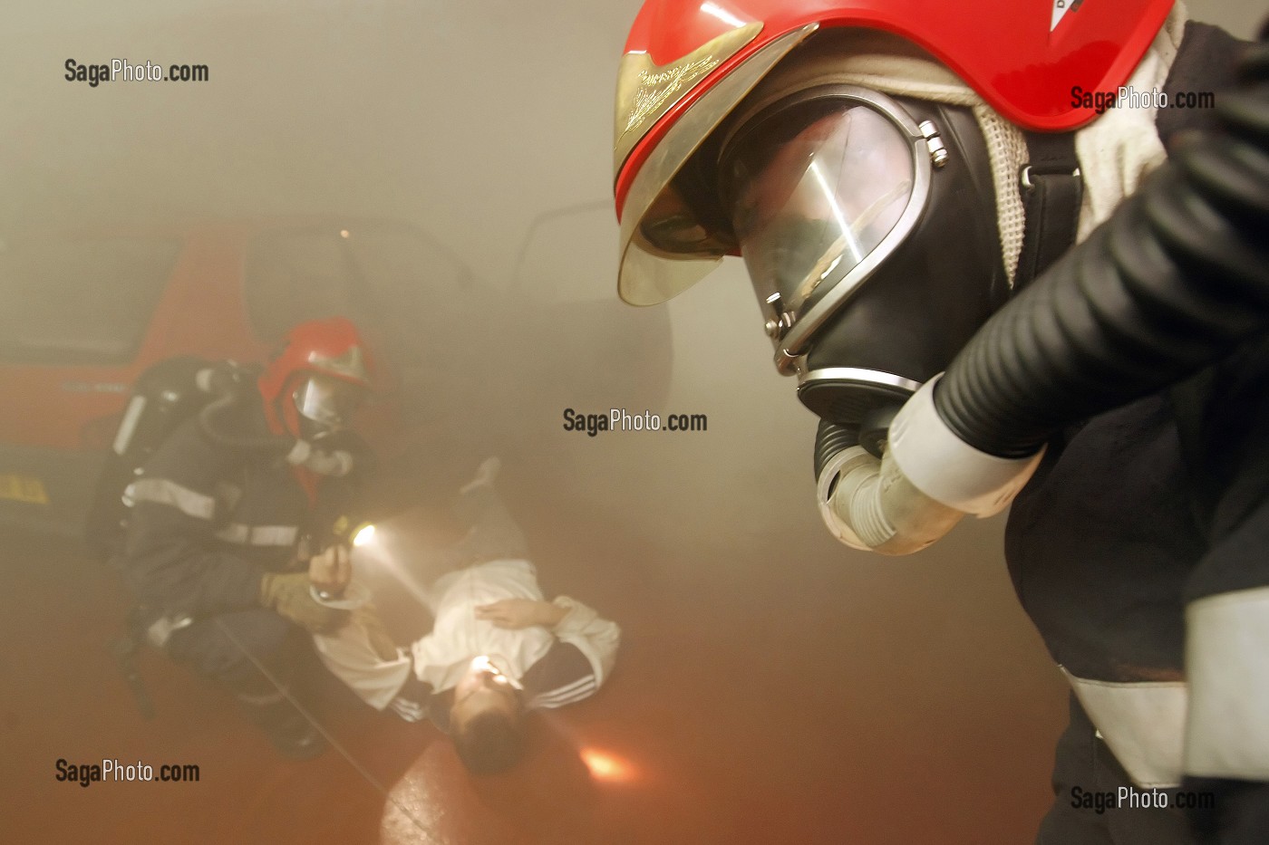 APPROCHE ET MISE EN SECURITE D'UNE VICTIME PAR L'EQUIPE DE SAPEURS-POMPIERS DU GROUPE D'INTERVENTION ET DE RECHERCHE (GIR) SUR UN FEU DE VOITURE DANS UN PARKING DE CANNES, ALPES-MARITIMES (06), FRANCE 