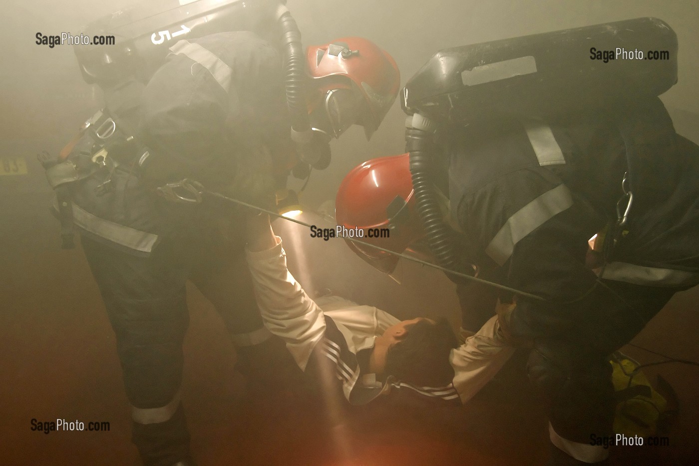 APPROCHE ET MISE EN SECURITE D'UNE VICTIME PAR L'EQUIPE DE SAPEURS-POMPIERS DU GROUPE D'INTERVENTION ET DE RECHERCHE (GIR) SUR UN FEU DE VOITURE DANS UN PARKING DE CANNES, ALPES-MARITIMES (06), FRANCE 