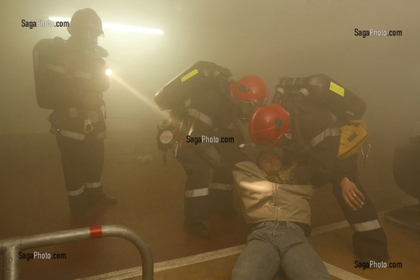 EVACUATION D'URGENCE D'UNE VICTIME INTOXIQUEE PAR LA FUMEE PAR L'EQUIPE DE SAPEURS-POMPIERS DU GROUPE D'INTERVENTION ET DE RECHERCHE (GIR) SUR UN FEU DE VOITURE DANS UN PARKING DE CANNES, ALPES-MARITIMES (06), FRANCE 