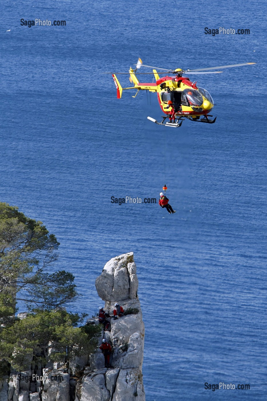 HELITREUILLAGE D'UN SECOURISTE SAPEURS-POMPIERS AVEC LE TREUIL DE L'HELICOPTERE EC145, MISSION DE SECOURS AVEC LE GRIMP AU DESSUS DE LA CALANQUE D'EN VAU, CASSIS, BOUCHES-DU-RHONE (13), FRANCE 