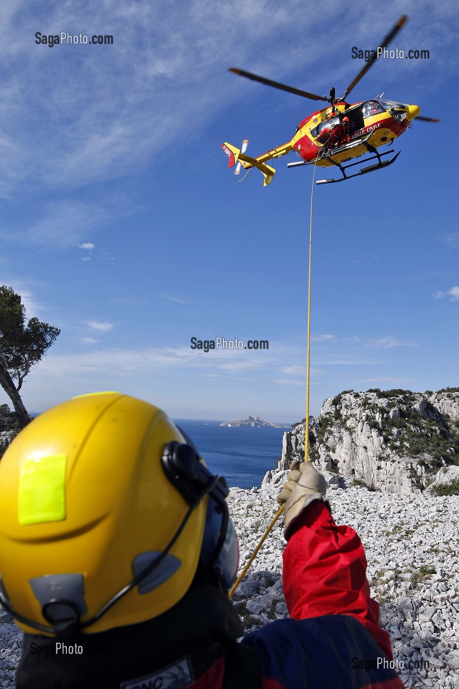 HELITREUILLAGE D'UN SECOURISTE SAPEURS-POMPIERS ET D'UNE VICTIME AVEC LE TREUIL DE L'HELICOPTERE EC145, MISSION DE SECOURS AVEC LE GRIMP AU DESSUS DE LA CALANQUE D'EN VAU, CASSIS, BOUCHES-DU-RHONE (13), FRANCE 