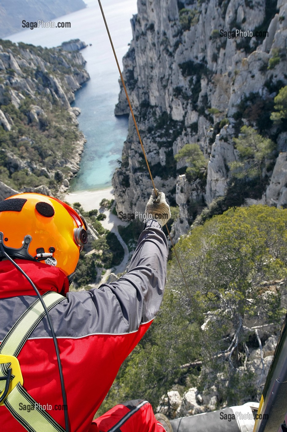 HELITREUILLAGE AVEC LE TREUIL DE L'HELICOPTERE EC145, MISSION DE SECOURS AVEC LES SAPEURS-POMPIERS DU  GRIMP AU DESSUS DE LA CALANQUE D'EN VAU, CASSIS, BOUCHES-DU-RHONE (13), FRANCE 