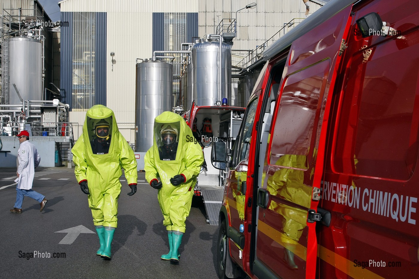 DEPART EN INTERVENTION D'UNE EQUIPE CMIC EN TENUE LEGERE DE PROTECTION CHIMIQUE, MANOEUVRE CHIMIQUE DANS UNE USINE CLASSEE SEVESO SEUIL HAUT, GAILLON, EURE (27), FRANCE 