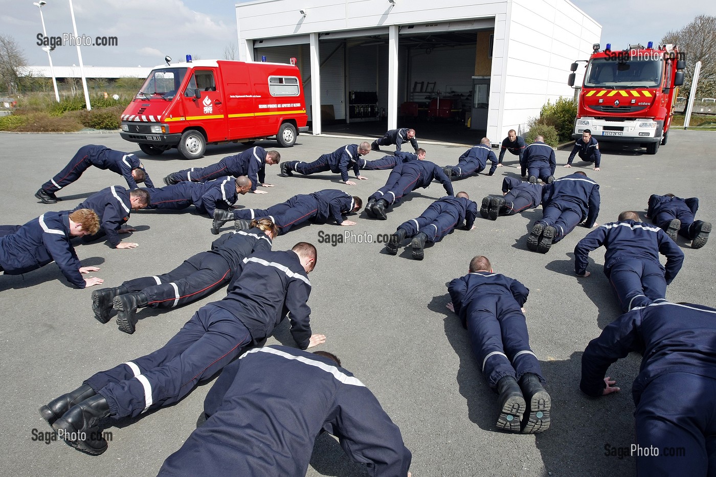 SEANCE DE POMPES (ACTIVITE PHYSIQUE), FIA REGIONALE A L'ECOLE DEPARTEMENTALE DES SAPEURS-POMPIERS DU SDIS61, ALENCON, ORNE (61), FRANCE 