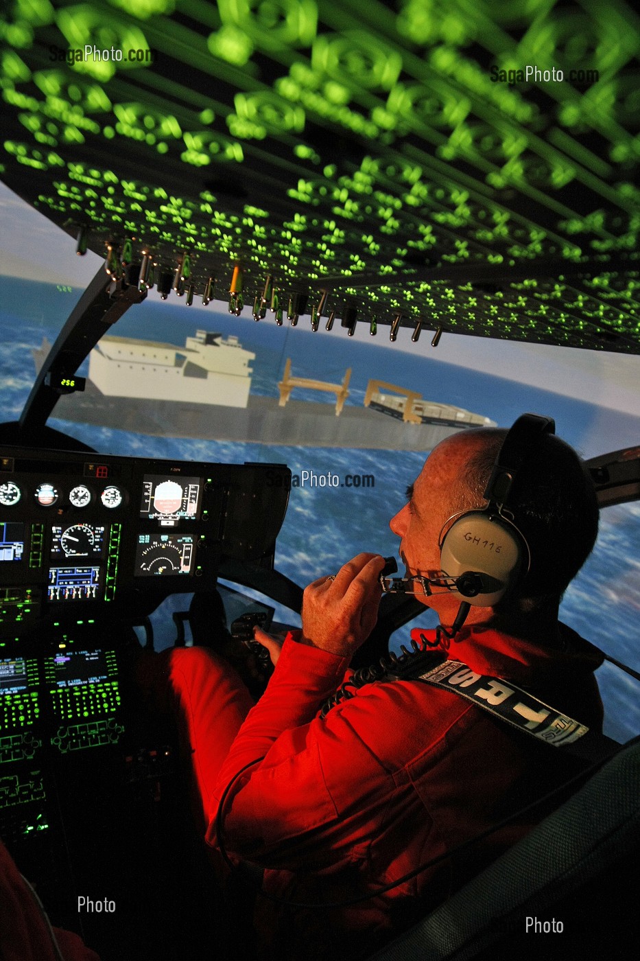 ENTRAINEMENT DES PILOTES DE LA SECURITE CIVILE SUR LE SIMULATEUR DE VOL DE L'HELICOPTERE EC145, DEVELOPPE PAR LA SOCIETE THALES, BASE DE COMMANDEMENT DU GROUPEMENT DES HELICOPTERES DE LA SECURITE CIVILE, NIMES GARONS, GARD (30), FRANCE 