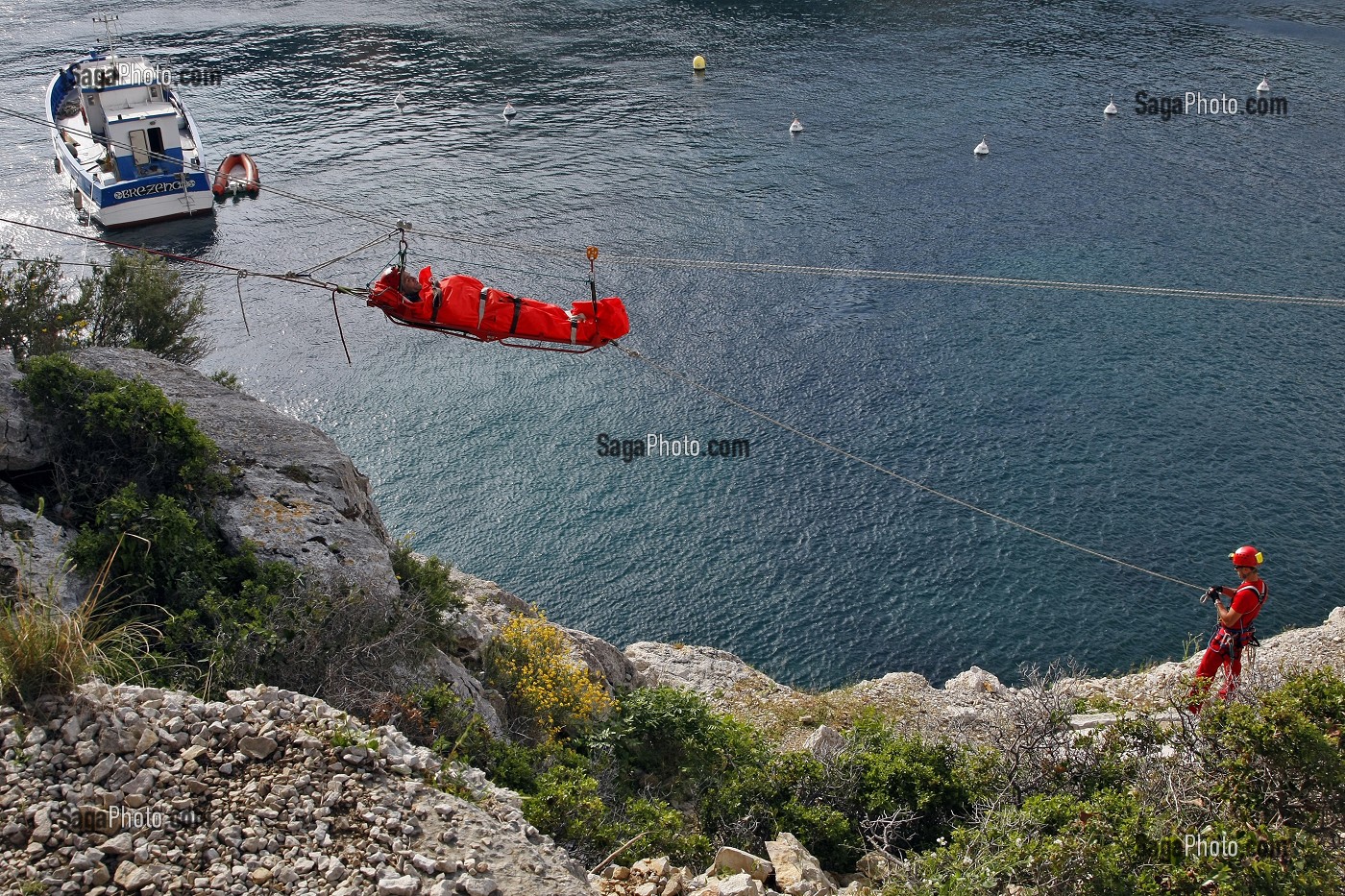 SAPEURS-POMPIERS EN INTERVENTION POUR UN SAUVETAGE EN CALANQUES SUR UNE TYROLIENNE, ECOLE D'APPLICATION DE SECURITE CIVILE (ECASC)  DE VALABRE, CASSIS, BOUCHES-DU-RHONE (13), FRANCE 