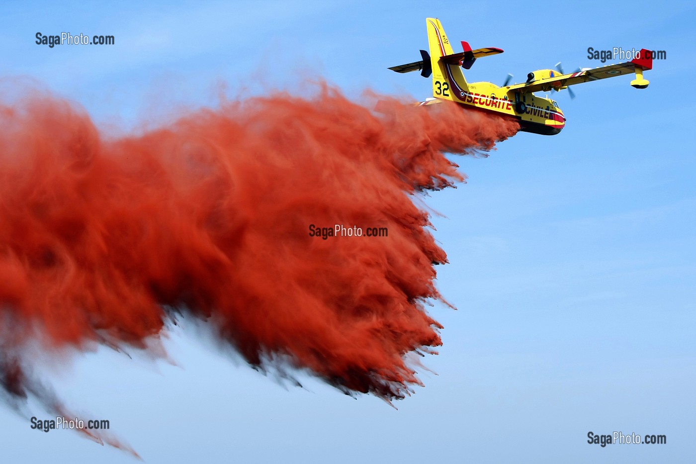 LARGAGE DE PRODUITS RETARDANTS DEPUIS UN CANADAIR CL415, RECHERCHES SCIENTIFIQUES APPLIQUEES AUX DOMAINES DE PREVENTION ET DE SECURITE CIVILE, CENTRE D'ESSAIS ET DE RECHERCHE DE L'ENTENTE (CEREN), GARDANNE (13) 