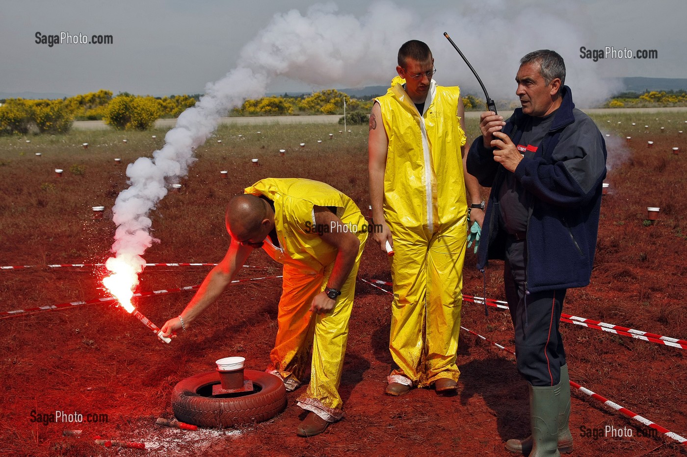 REPERAGE DU POINT DE LARGAGE POUR LE PILOTE DU CANADAIR, ETUDE DE L'EMPREINTE AU SOL FAITE PAR DES PRODUITS RETARDANTS LARGUES A PARTIR D'AVIONS BOMBARDIERS D'EAU, CENTRE D'ESSAIS ET DE RECHERCHE DE L'ENTENTE (CEREN), GARDANNE (13), FRANCE 