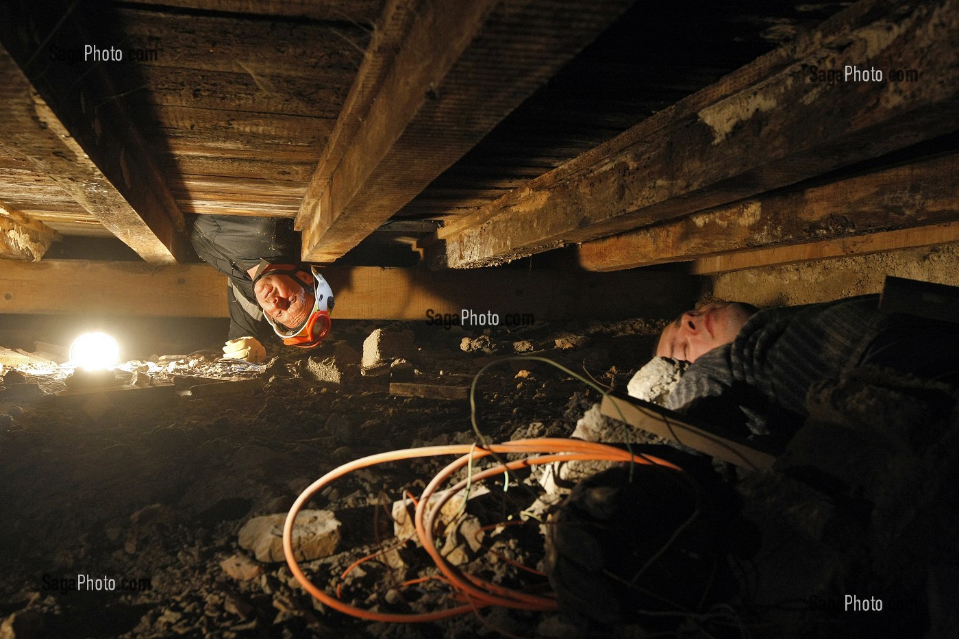 RECHERCHE SOUS UN PLANCHER D'UNE PERSONNE RETENUE PRISONNIERE DE DECOMBRES PAR SUITE D'UN EFFONDREMENT PARTIEL, ENTRAINEMENT DU GROUPE DE SAUVETAGE DEBLAIEMENT DES SAPEURS-POMPIERS, ABONDANCE, HAUTE-SAVOIE (74), FRANCE 