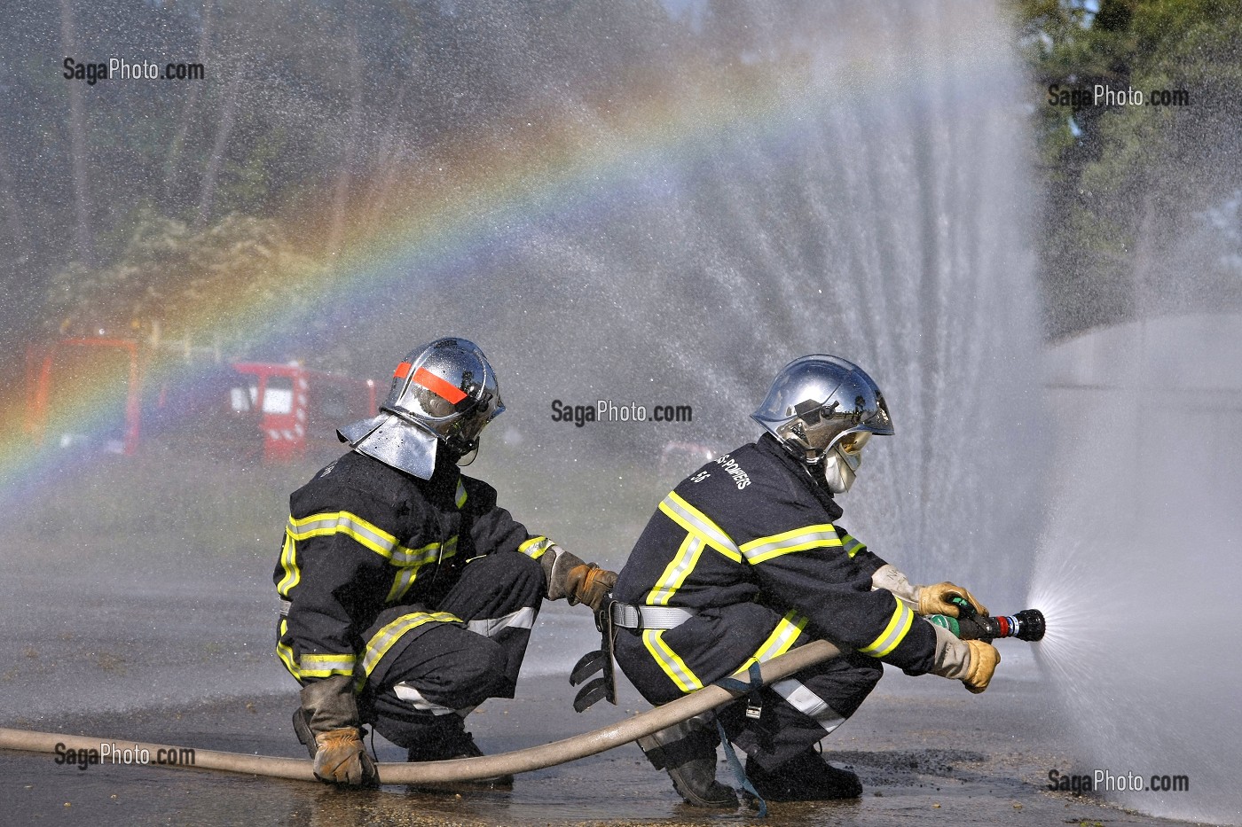 SAPEURS-POMPIERS EN INTERVENTION POUR UN FEU SUR RESERVOIR DE GPL. RIDEAU D'EAU EN PROTECTION D'UN FEU DE LA CHALEUR, FORMATION A L'ATTAQUE DES FEUX DE VEHICULES, VANNES, MORBIHAN (56), FRANCE 