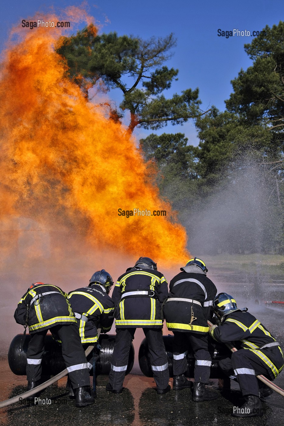 SAPEURS-POMPIERS POUR L'EXTINCTION D'UN FEU SUR RESERVOIR DE GPL AVEC LA TECHNIQUE DITE DE LA TORTUE, FORMATION A L'ATTAQUE DES FEUX DE VEHICULE A L'AIR LIBRE, CARBURATION ESSENCE ET GPL (GAZ DE PETROLE LIQUEFIES), VANNES, MORBIHAN (56), FRANCE 