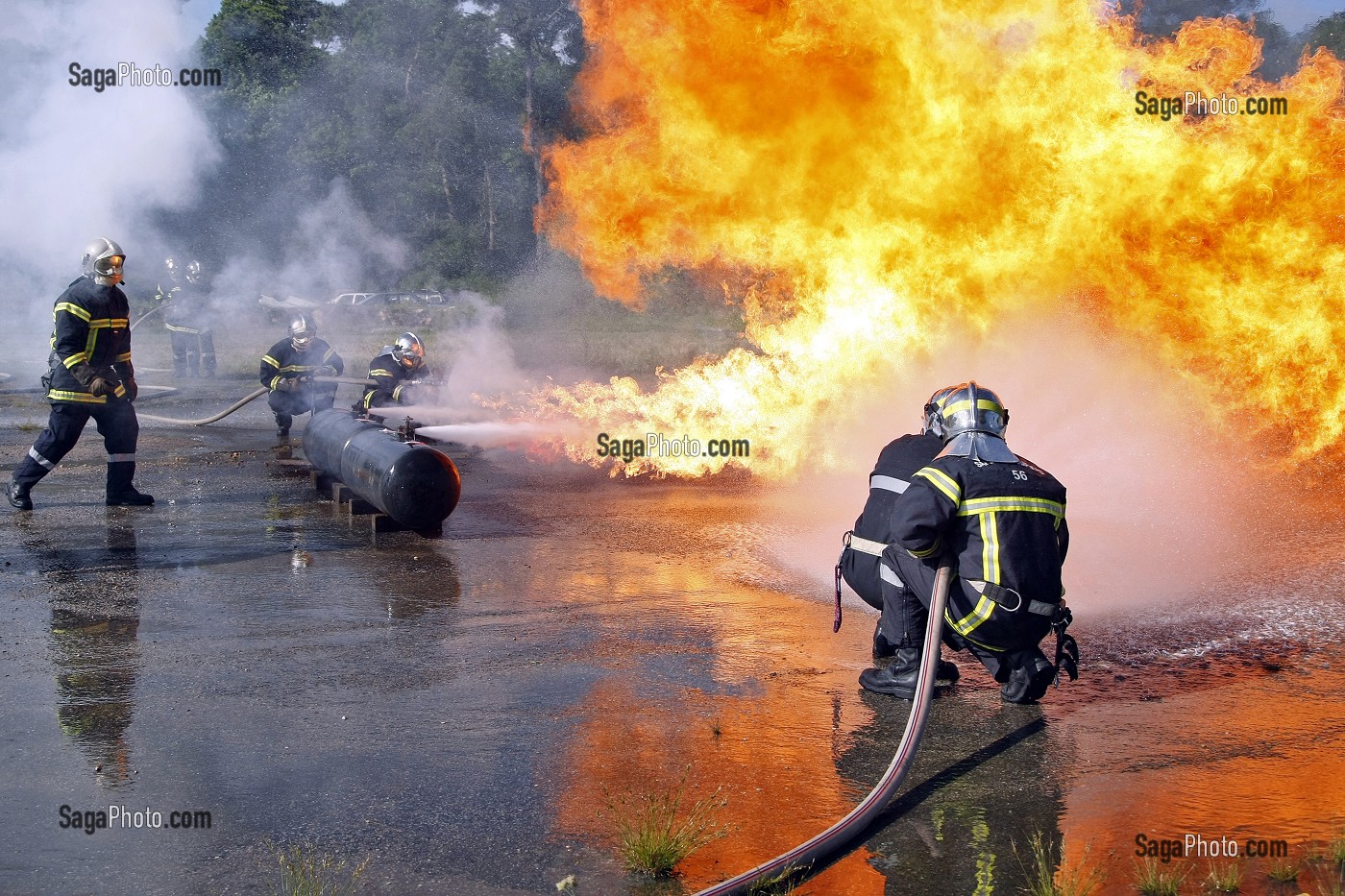 SAPEURS-POMPIERS EN INTERVENTION POUR L'EXTINCTION D'UN FEU SUR RESERVOIR DE GPL. FORMATION A L'ATTAQUE DES FEUX DE VEHICULES A L'AIR LIBRE, CARBURATION ESSENCE ET GPL (GAZ DE PETROLE LIQUEFIES), VANNES, MORBIHAN (56), FRANCE 