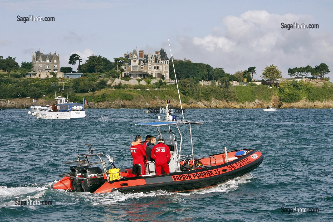 ZODIAC DE L'UNITE DEPARTEMENTALE DE PLONGEURS DES SAPEURS-POMPIERS DU SDIS35, DEVANT DINARD DANS LA BAIE DE SAINT-MALO, ILLE-ET-VILAINE 