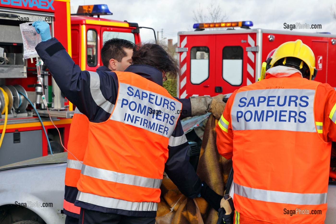 MISE EN PLACE D'UNE PERFUSION SUR LA VICTIME PAR UN SAPEUR-POMPIER INFIRMIER, INTERVENTION SUR UN ACCIDENT DE LA ROUTE, CENTRE DE SECOURS DE CHANTONNAY, VENDEE (85), FRANCE 