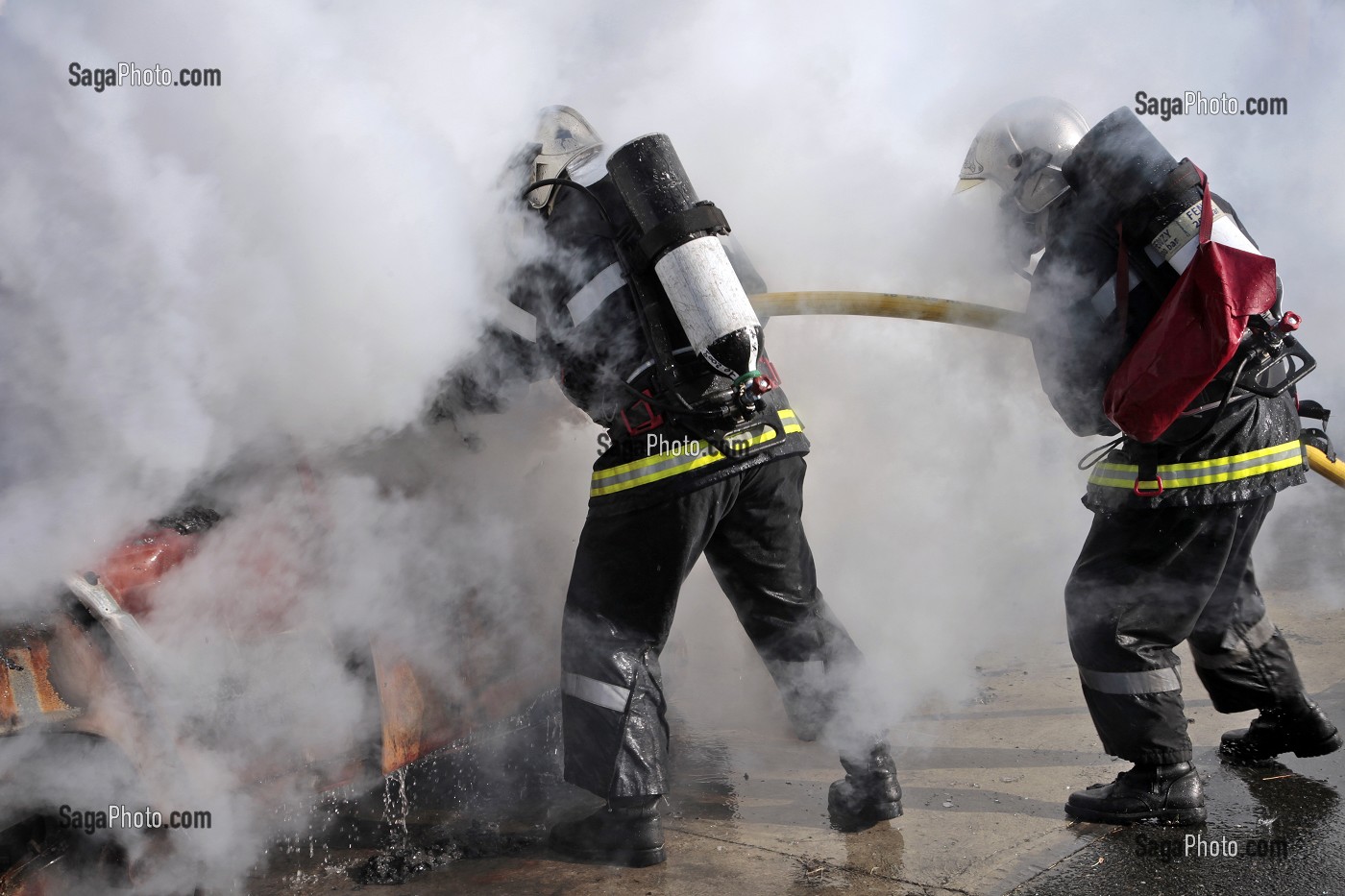 EXERCICE DES SAPEURS-POMPIERS SUR UNE VOITURE EN FEU DEVANT UNE STATION-SERVICE, ECOLE DEPARTEMENTALE DES SAPEURS-POMPIERS DE L'ORNE, ALENCON (61), FRANCE 