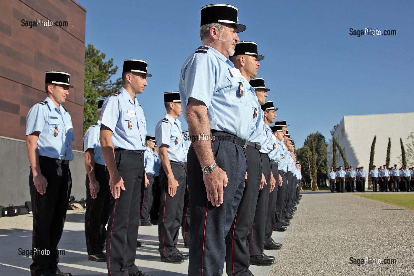 GARDE A VOUS ET REVUE DES STAGIAIRES SUR LE CARRE DE CEREMONIE, ECOLE NATIONALE SUPERIEURE DES OFFICIERS DE SAPEURS-POMPIERS (ENSOSP), POLE PEDAGOGIQUE D'AIX-LES-MILLES, AIX-EN-PROVENCE (13), FRANCE 