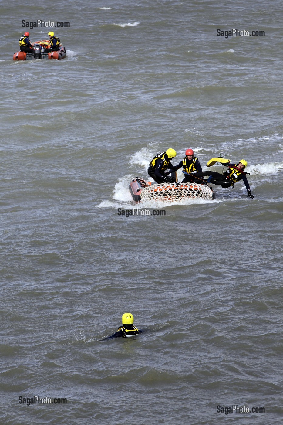 ENTRAINEMENT DE L'EQUIPE DU SECOURS COTIER DES SAPEURS-POMPIERS DE HONFLEUR DANS L'ESTUAIRE DE LA SEINE EN FACE DE LE HAVRE (PORT 2000), CALVADOS (14), FRANCE 