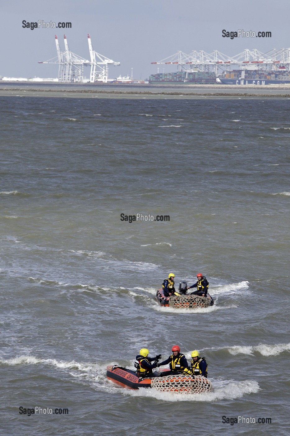 PLONGEURS DU SECOURS COTIER DES SAPEURS-POMPIERS DE HONFLEUR SUR LA SEINE, FRANCE 