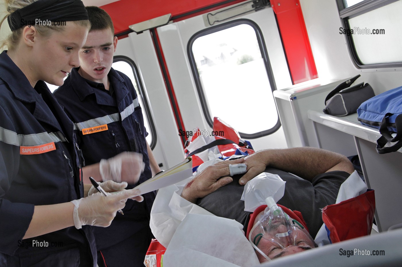 BILAN MEDICAL DE LA VICTIME ET APPAREIL DE CONTROLE CARDIAQUE, INTERVENTION AVEC L'AMBULANCE POUR SECOURS A PERSONNE TOMBEE D'UNE ECHELLE DANS UN HARAS, CASERNE DE SAPEURS-POMPIERS DE PONT L'EVEQUE, CALVADOS, FRANCE 