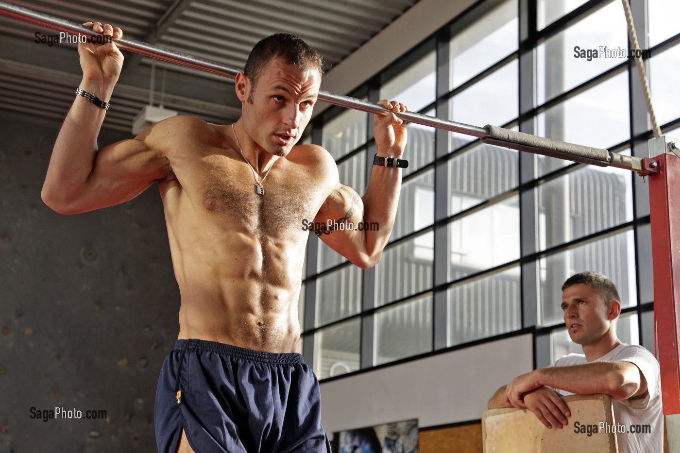 MUSCULATION ET TRACTIONS, SEANCE DE SPORT ET PREPARATION PHYSIQUE AU GYMNASE DE LA CASERNE DE IFS, CALVADOS, FRANCE 