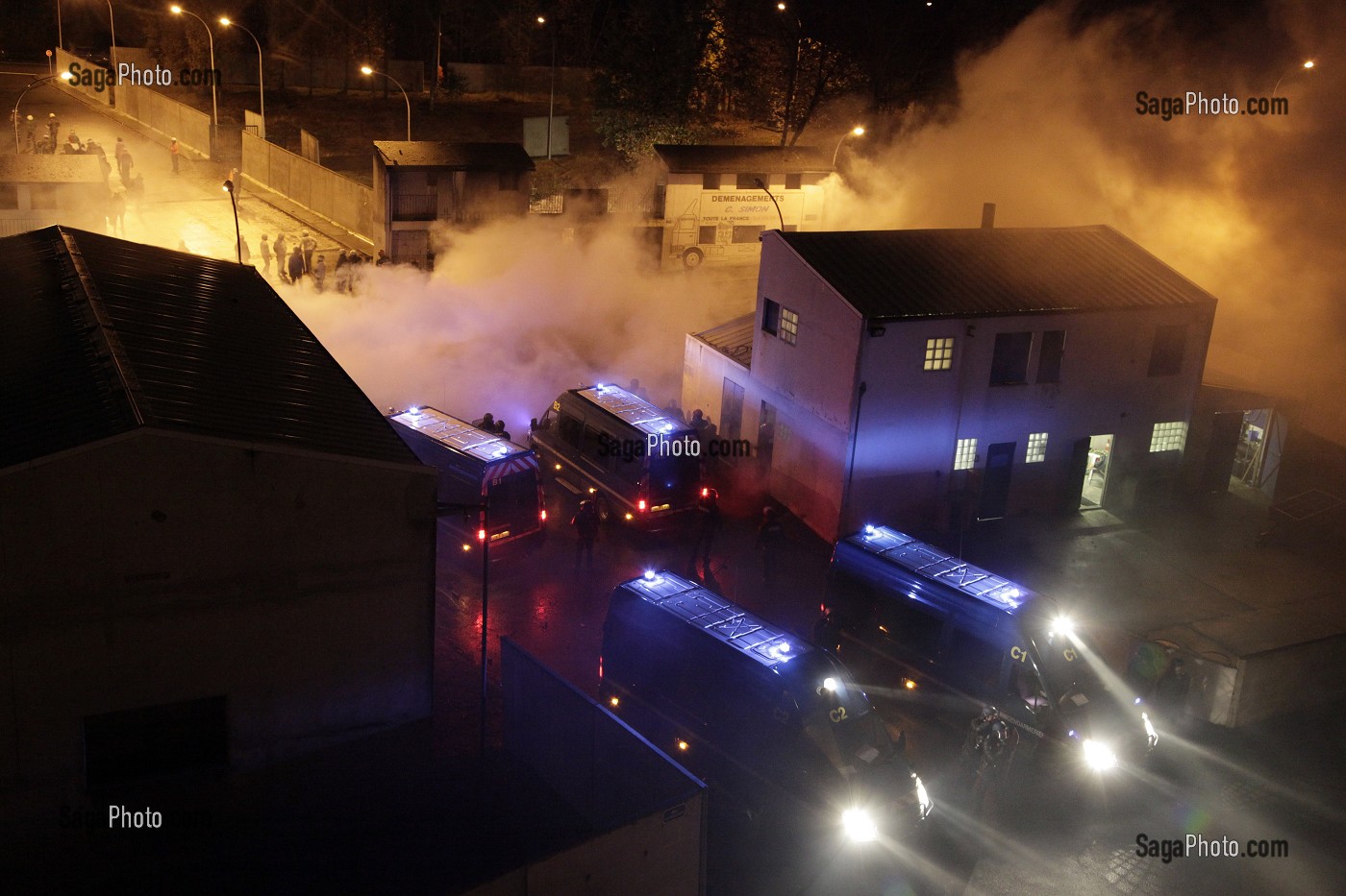 LANCER DE GAZ LACRYMOGENE SUR LES MANIFESTANTS, EXERCICE DE RETABLISSEMENT ET MAINTIEN DE L'ORDRE SUR DES VIOLENCES URBAINES, CENTRE NATIONAL D'ENTRAINEMENT DES FORCES DE GENDARMERIE CNEFG), SAINT-ASTIER, DORDOGNE (24), FRANCE 